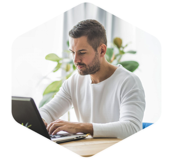 hombre con computadora